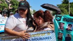 Protestan miles en Sinaloa contra la violencia de los cárteles