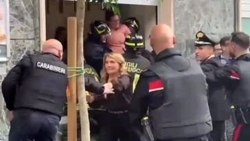 Atracadores toman 25 rehenes en banco de Nápoles y escapan por alcantarillado