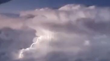 Impactante tormenta eléctrica captada desde un avión sobre Santiago