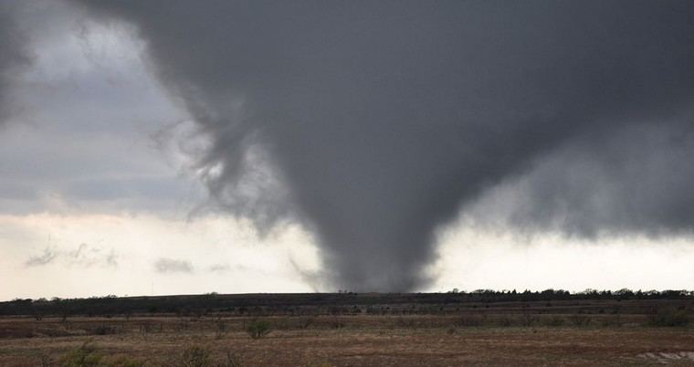 Devastadores tornados y fuertes inundaciones asolan el Medio Oeste de EE. UU