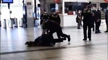 Fallece hombre australiano tras brutal arresto policial por no usar mascarilla durante el confinamiento