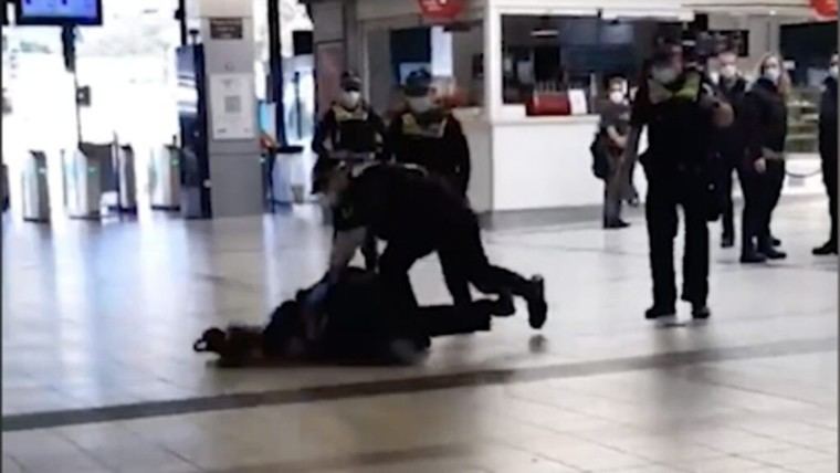 Fallece hombre australiano tras brutal arresto policial por no usar mascarilla durante el confinamiento