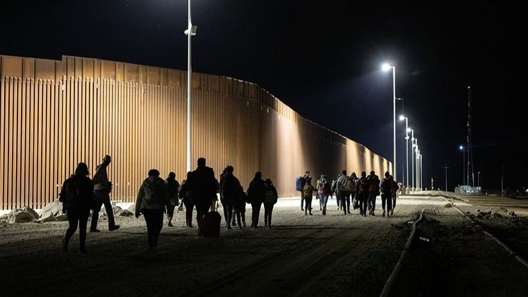 Trump prohíbe a inmigrantes ilegales acceder a servicios de salud financiados por impuestos