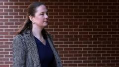 Un juez ordena readmitir a la hija de James Comey tras declarar ilegal su despido