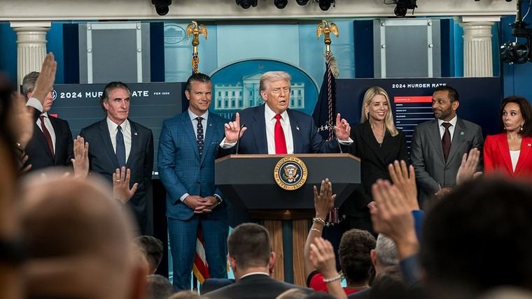 Trump reduce drásticamente las admisiones de refugiados y prioriza a sudafricanos blancos