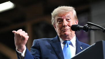 Trump presume de un mandato más poderoso y afirma que Google ahora lo idolatra