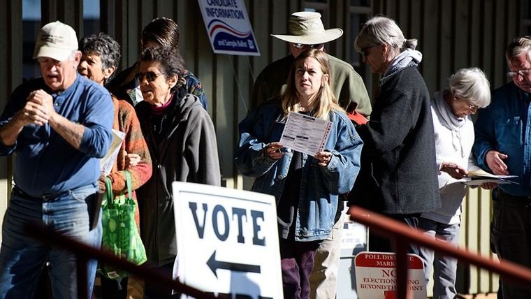 Trump planea ordenar identificación de votantes y limitar el voto por correo