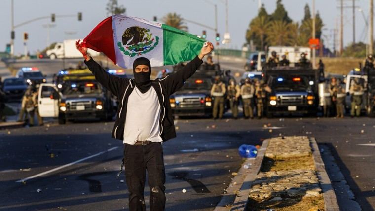 Trump ordena arrestar a manifestantes con mascarillas en medio de protestas en Los Ángeles