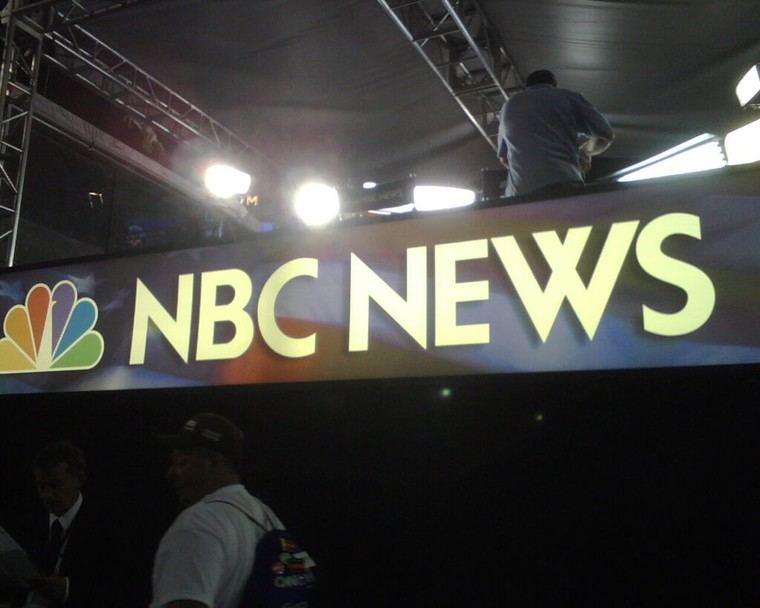 Trump solicita a la FCC revocar licencias de ABC y NBC por sesgo mediático