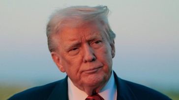 Trump critica a trabajadores por dañar piedra en la Casa Blanca en un video