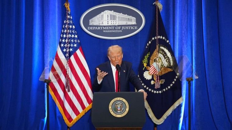 Trump critica a los medios estadounidenses por ser 'comprometidos y corruptos'