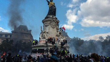 Trump dice que los franceses son muy buenos para las revoluciones
