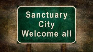 Trump busca eliminar fondos federales para ciudades santuario que considera peligrosas