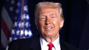 Trump otorga 45.000 dólares en efectivo a tres asesoras de la Casa Blanca
