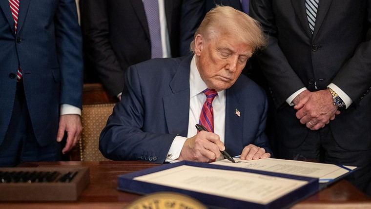 Trump firma orden ejecutiva para eliminar derechos de negociación colectiva en agencias federales