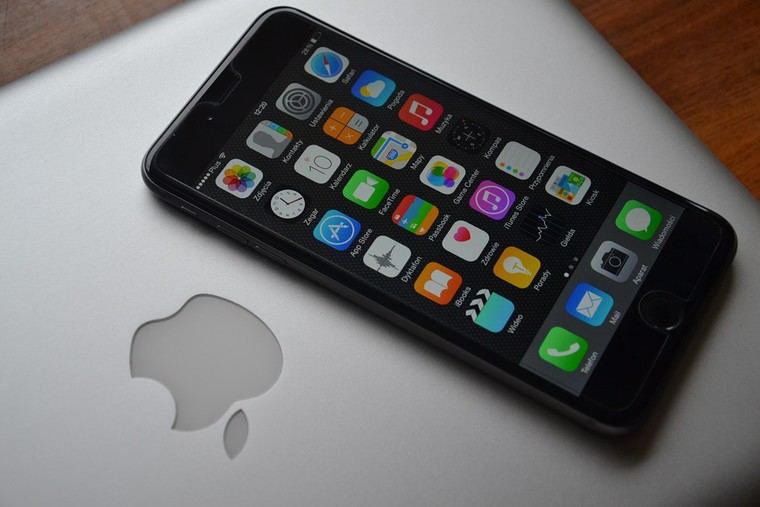 Trump amenaza con un arancel del 25% a los iPhones si Apple no traslada su producción a EE. UU