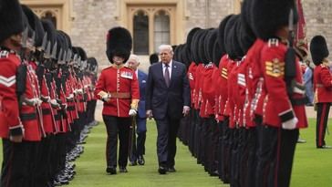 Trump infringe el protocolo real durante su visita al rey Carlos III