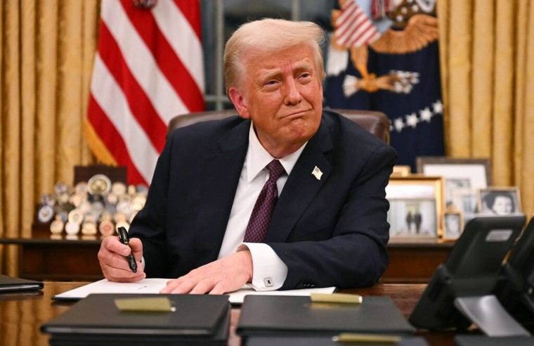 Trump anuncia drástica reducción de precios de medicamentos en EE. UU