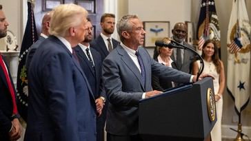 Trump propone reforma de vacunas que otorga más poder a los padres y cuestiona políticas obsoletas