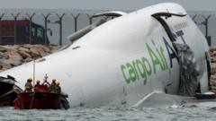 Accidente aéreo en Hong Kong deja dos muertos tras aterrizaje fallido de un carguero