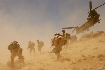 Helicóptero Apache de EE. UU. se estrella cerca del estrecho de Ormuz y dos tripulantes son rescatados