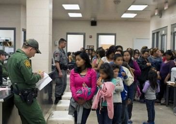 EE. UU. reduce a 18 meses los permisos de trabajo para refugiados y asilados por preocupaciones de seguridad