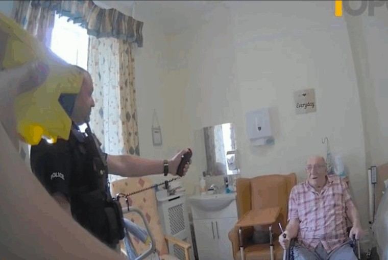 Policías británicos usan Taser contra un anciano de 92 años con una pierna en un hogar de cuidado