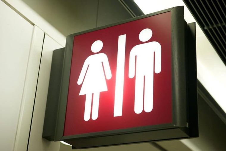 El sindicato docente más grande del Reino Unido defiende el uso de baños de mujeres por parte de trans mujeres