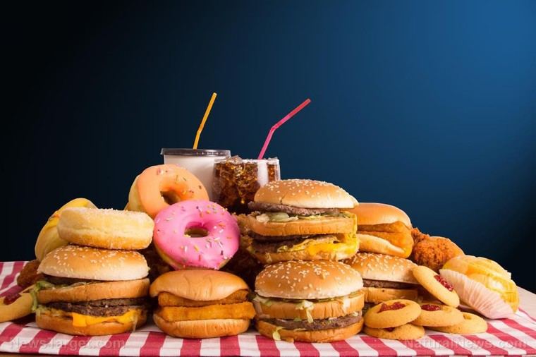 Alimentos ultraprocesados aumentan riesgo de insomnio, advierten estudios