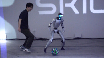 Un robot futbolista con 140 años de experiencia debuta en la cancha argentina
