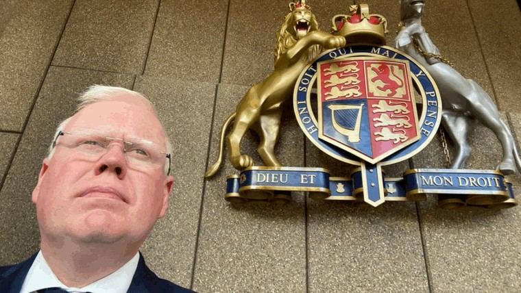 Diputado australiano acusado de violación tras invitar a un hombre a su casa