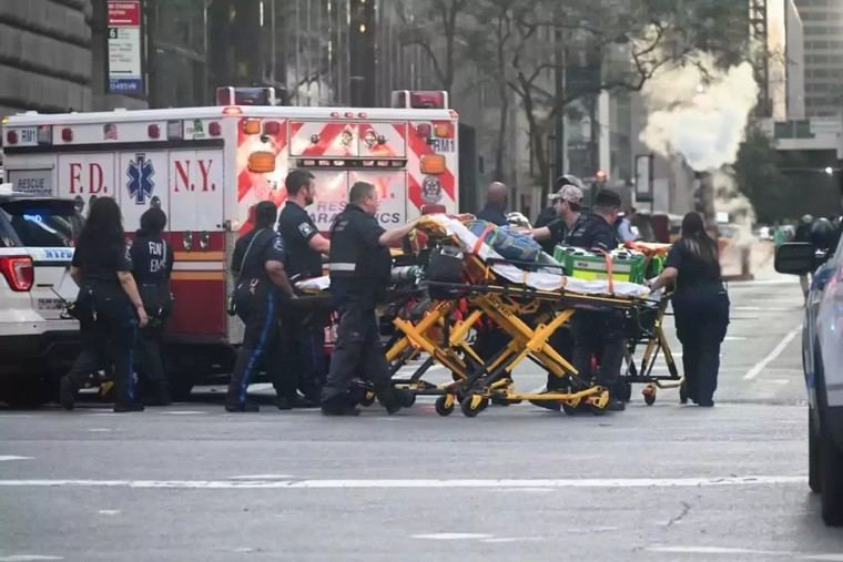 Tiroteo masivo en Manhattan deja cinco muertos, incluido un policía