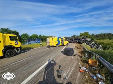 Accidente de camiones en la A-8 deja un herido y corta la vía en Castrillón