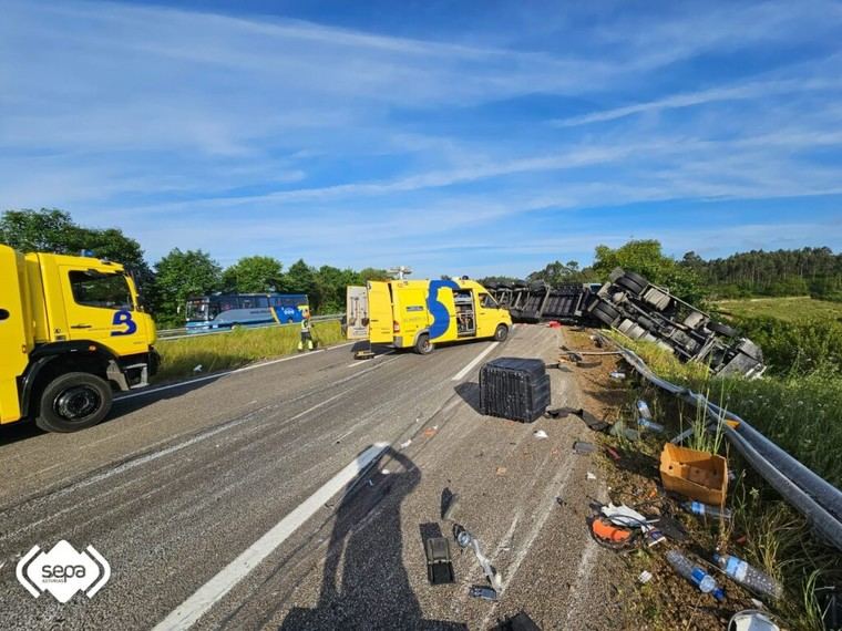 Accidente de camiones en la A-8 deja un herido y corta la vía en Castrillón