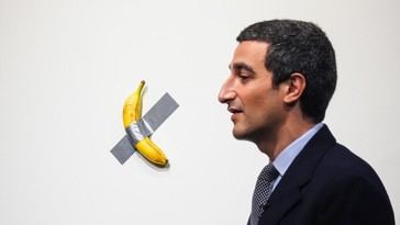 Hombre devora plátano de 6,2 millones en museo de arte