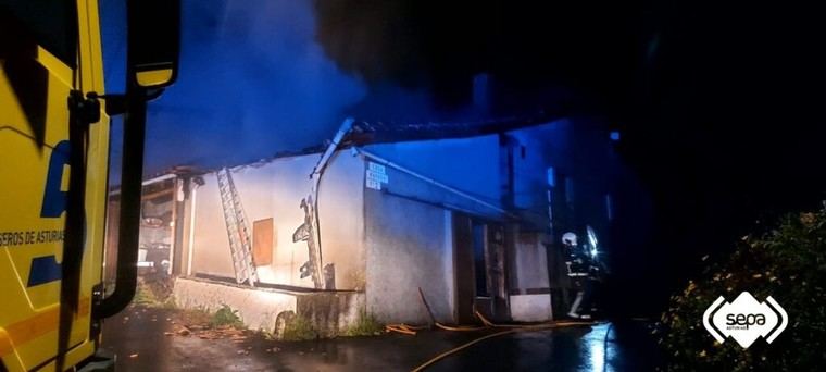 Incendio destruye vivienda en Villaviciosa sin heridos