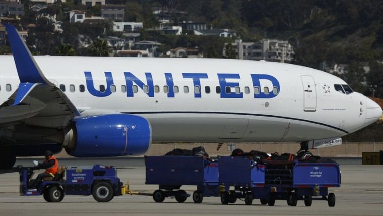Piloto detiene a pasajero por tardanza en el baño durante vuelo