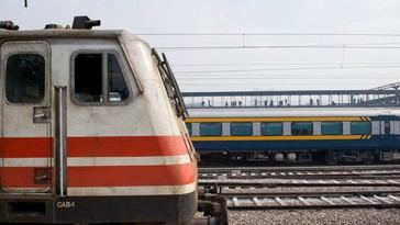 Tren de cercanías descarrila en Barcelona tras chocar con un muro caído, hay heridos