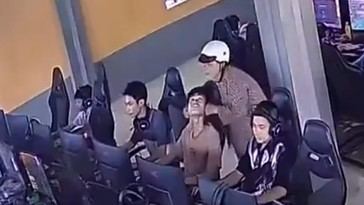 Abuela confunde a joven con su nieto y lo abofetea, su reacción sorprende