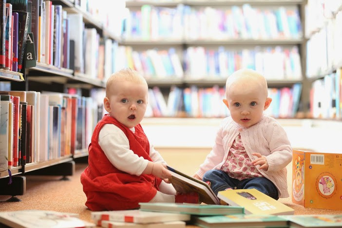 Biblioteca en EE. UU. organiza fiesta de orgullo trans para niños menores de 5 años