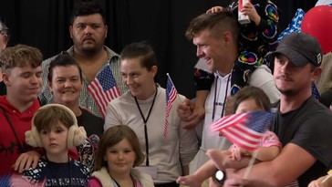 Estados Unidos recibe a su primer grupo de refugiados sudafricanos blancos