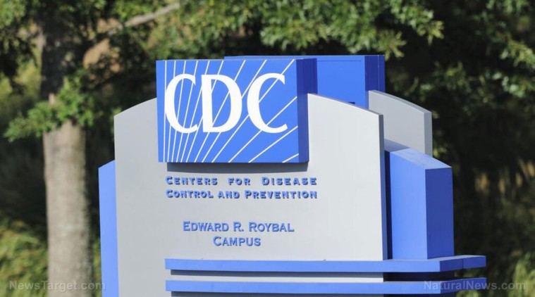 Renuncia experta del CDC en medio de controversia sobre vacunas COVID-19