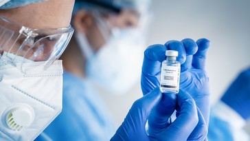FDA aprueba vacuna COVID para niños sin informar a Kennedy, despidos en HHS siguen la decisión