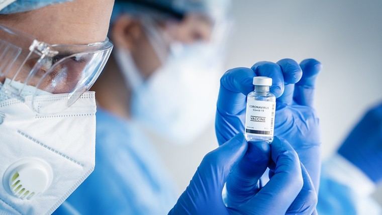 FDA aprueba vacuna COVID para niños sin informar a Kennedy, despidos en HHS siguen la decisión