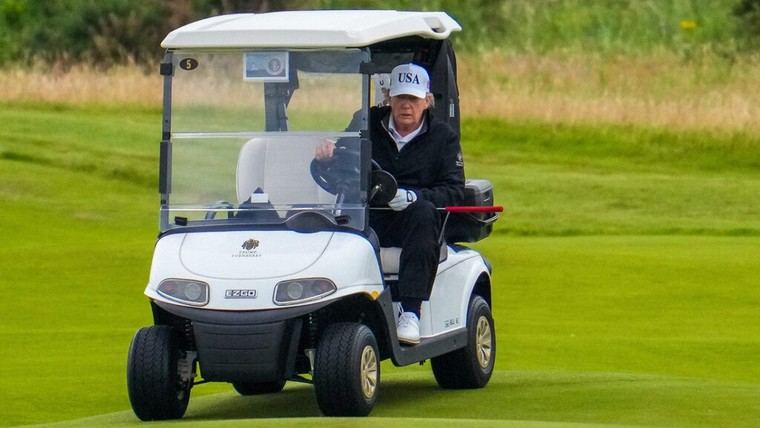 Trump es acusado de hacer trampa en un campo de golf en Escocia