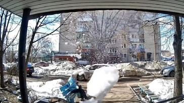 Anciana escapa de ser aplastada por un bloque de nieve gigante