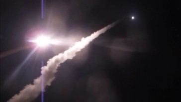 Irán lanza nueva ofensiva de misiles hacia objetivos enemigos