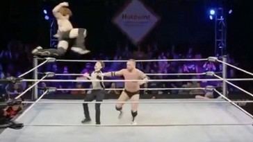 Árbitro sufre grave accidente durante combate y luchadores continúan peleando