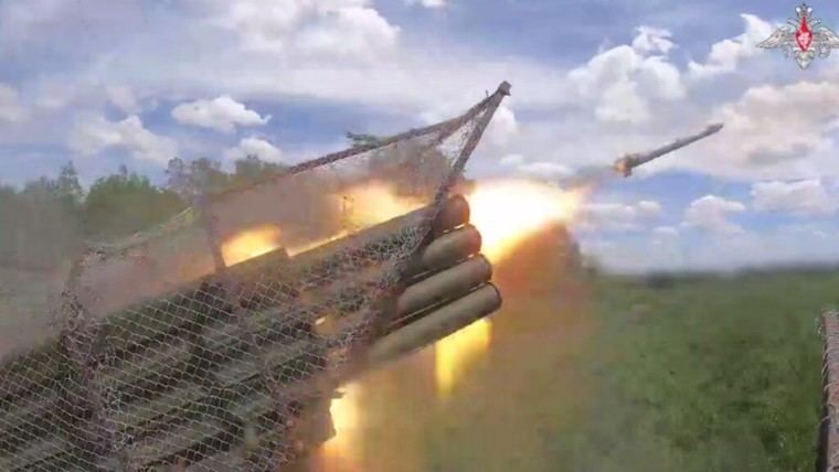 Rusia publica video de su artillería destruyendo posiciones enemigas en Járkov