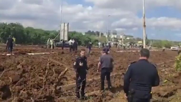 Misil hutí causa gran cráter en aeropuerto de Israel